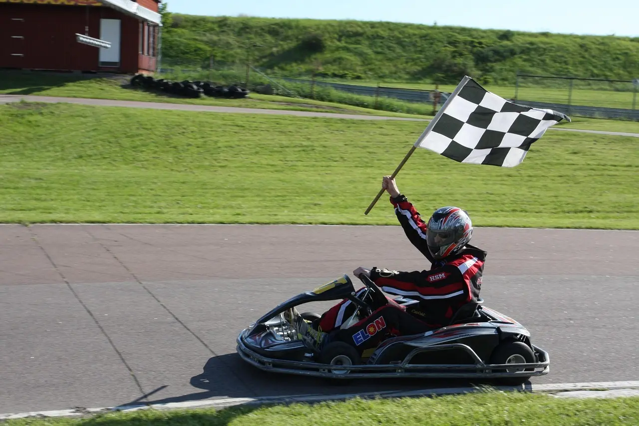Go-kart kører med målflag