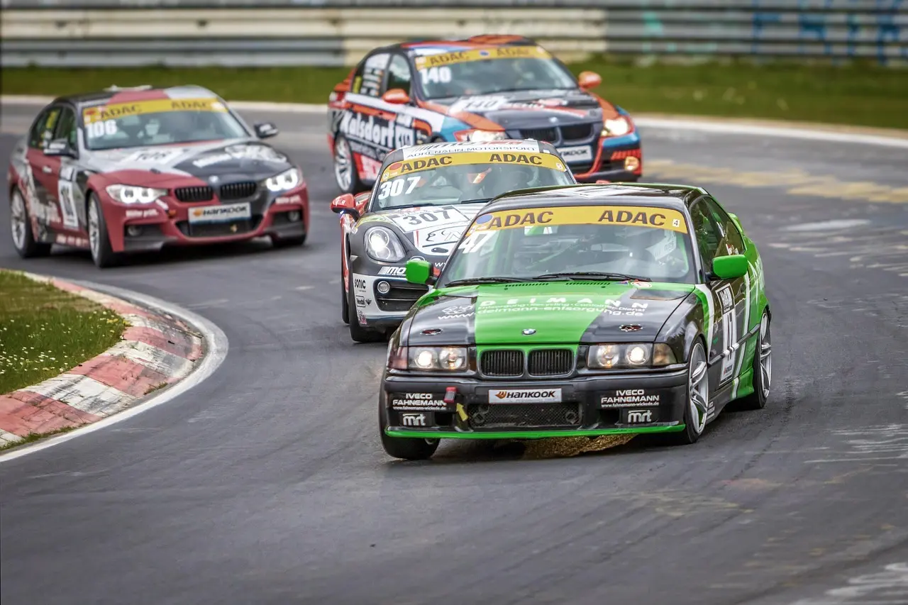 Flere racerbiler i løb