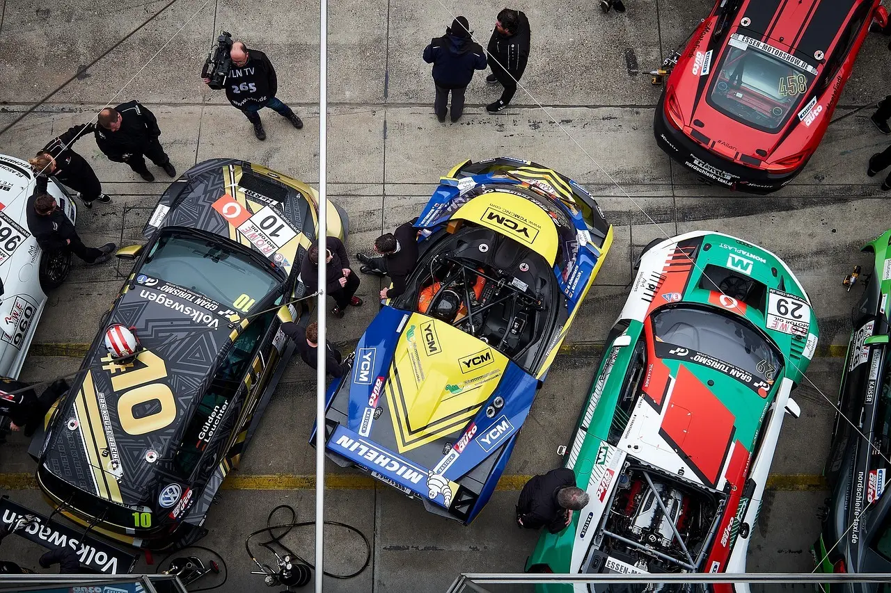 Pitlane set fra oven med mekanikere